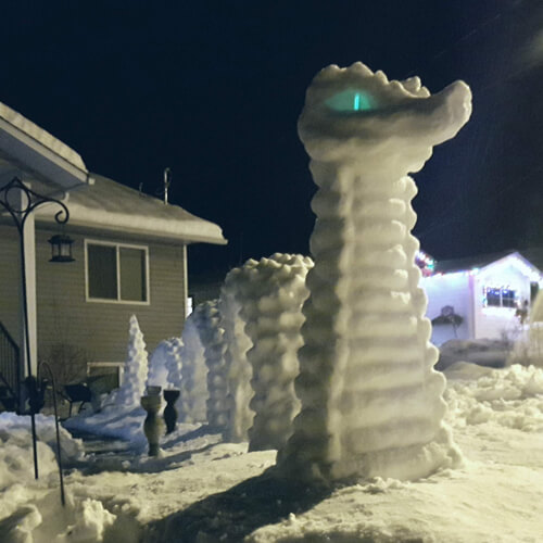 Домовладелица создала из снега скульптуру легендарного монстра