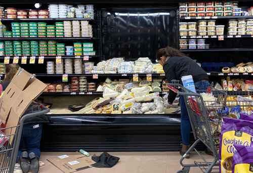 Гурманы посочувствовали сыру, рухнувшему вместе с полкой в супермаркете