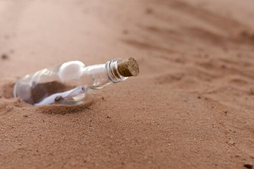 Прогуливаясь по пляжу, мужчина нашёл бутылку, которая плавала 21 год