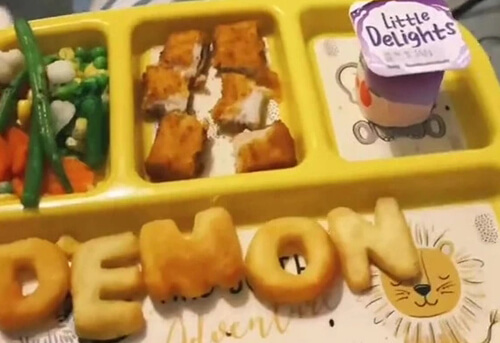 С помощью картофельных букв мама за ужином обзывает свою маленькую дочку
