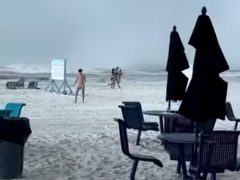 Люди на пляже в ужасе разбежались от смерча, за секунды превратившегося в торнадо