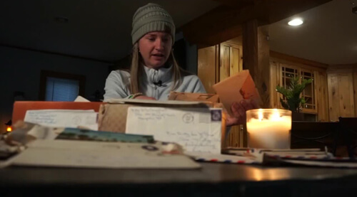 Домовладелица нашла тайник с любовными письмами и вернула их внуку влюблённой пары