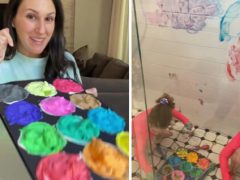 Мама изобрела для детей смывающуюся краску, чтобы малыши могли рисовать в ванной