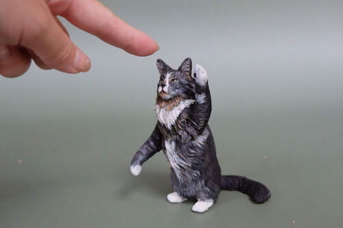 Художница, любящая животных, делает крошечные скульптуры из полимерной глины
