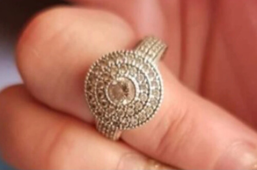 Невеста похвасталась обручальным кольцом, но люди принялись обсуждать не бриллианты, а ногти