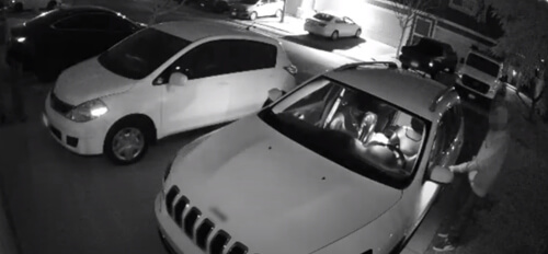 Камера видеонаблюдения предупредила женщину о том, что в её машину влез злоумышленник
