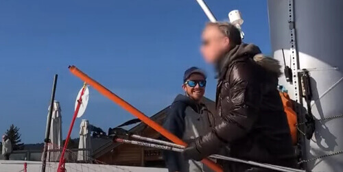Шутник, работающий на горнолыжном курорте, посадил клиента на неправильный подъёмник