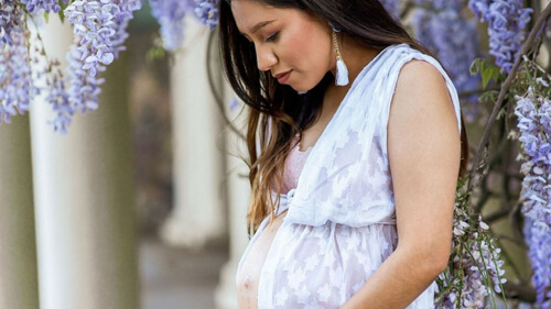 Женщина дважды забеременела в течение пяти дней и родила дочек, не являющихся близнецами