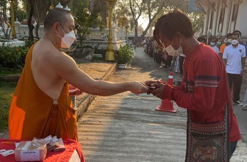 Выиграв в лотерею, монах раздал деньги нуждающимся