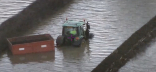 Из-за наводнения мужчина 10 часов просидел в тракторе