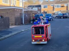 Любящий папа сделал для сына миниатюрную пожарную машину