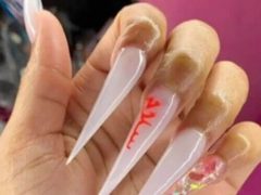 Вместо модного маникюра клиентка получила «зубчики чеснока» на пальцах