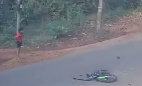 Юного велосипедиста сбил мотоцикл, а после мальчик чуть не попал под автобус