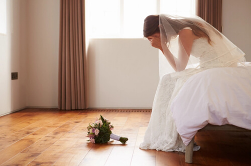 Отец жениха испортил невесте причёску прямо перед свадебной церемонией
