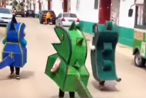 Отец сделал детям костюмы, и теперь выводит на прогулку маленьких динозавров