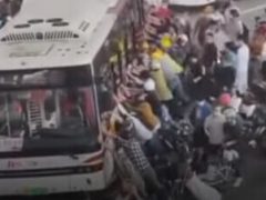 Прохожие объединились, чтобы вытащить велосипедиста из-под автобуса