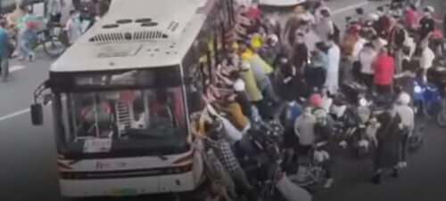 Прохожие объединились, чтобы вытащить велосипедиста из-под автобуса