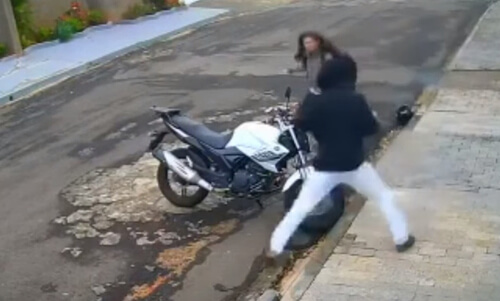 Женщина яростно набросилась на преступника и сумела отстоять свой мотоцикл
