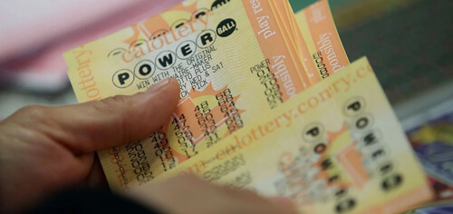 Женщина, которую толкнул грубиян, выиграла 10 миллионов долларов в лотерею