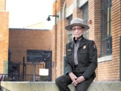 Столетняя женщина, являющаяся старейшим рейнджером национального парка, вышла на пенсию