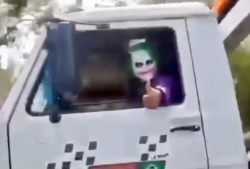 Автомобилист повстречался с Джокером, похитившим бэтмобиль