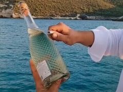 Попытавшись открыть шампанское, мужчина утопил бутылку в море