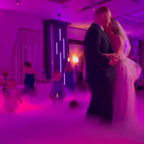 Дети, резвящиеся в искусственном дыму, чуть не сорвали первый танец жениха и невесты
