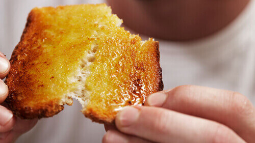 Людям предложили попробовать есть хлебные тосты «вверх ногами»