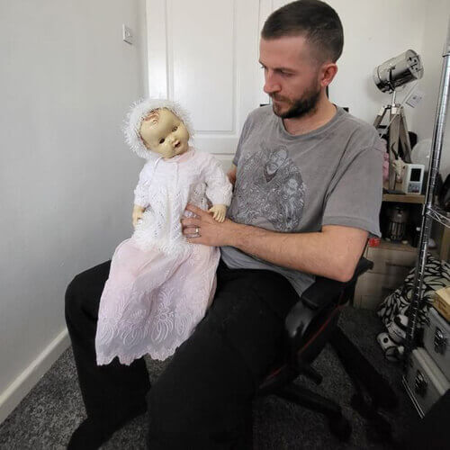 Кукла начала двигаться сама по себе, как если бы с ней играл ребёнок-призрак