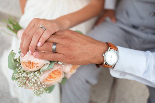 Супруги, которые не могут договориться об общей фамилии, периодически разводятся и снова женятся