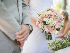 Супруги, которые не могут договориться об общей фамилии, периодически разводятся и снова женятся