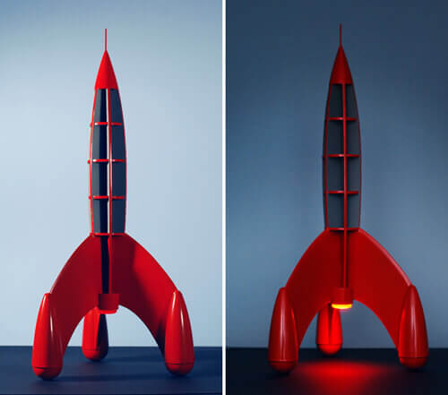 Художник мастерит модели ракет из мусора, найденного на улице