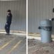Полицейские провели «обыск» мусорного бака, чтобы выгнать оттуда енота