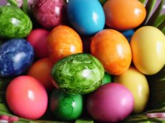 Пасхальный кролик раздал детишкам яйца, наполненные не конфетами, а презервативами