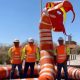 Рабочие создали скульптуру змеи из дорожных конусов