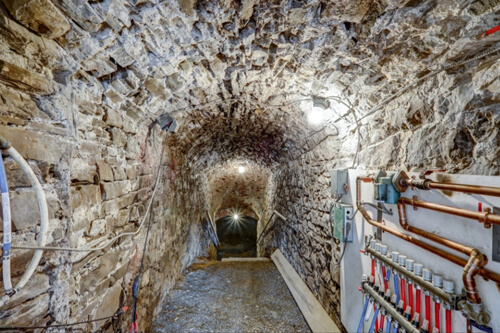 В подвале выставленного на продажу дома находится пещера, которую многие считают зловещей