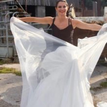 Подав заявление на развод, женщина порвала и сожгла свадебное платье