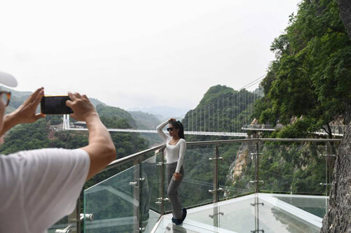 Туристы, любящие необычные достопримечательности, могут погулять по стеклянному мосту