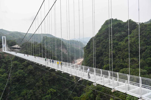 Туристы, любящие необычные достопримечательности, могут погулять по стеклянному мосту