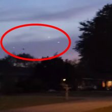 Очевидец запечатлел множество светящихся НЛО, летевших в небе
