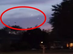 Очевидец запечатлел множество светящихся НЛО, летевших в небе