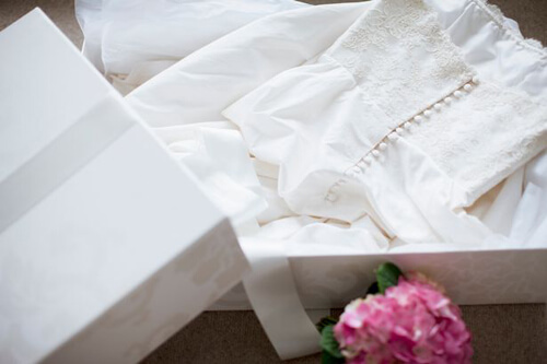 Невеста, не хотевшая показывать белое платье до свадьбы, пострадала из-за свекрови, увлечённой соцсетями
