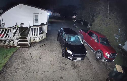 С помощью видеокамеры и сирены автовладелец отпугнул подозрительного незнакомца от своей машины