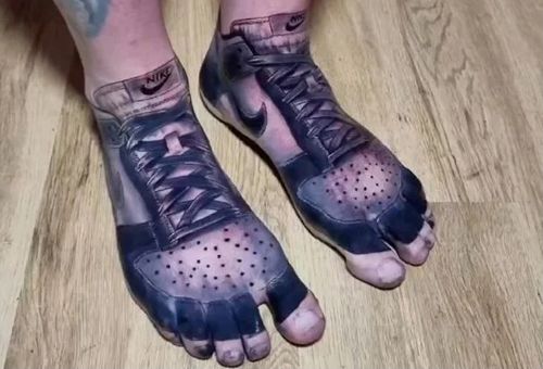 Вдохновившись любимыми кроссовками, мужчина сделал татуировку с ними на ступнях