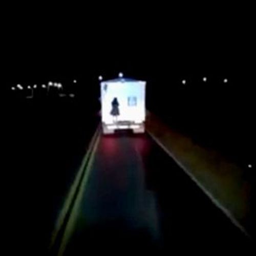 Водитель испугался призрачной «попутчицы», прицепившейся к его грузовику