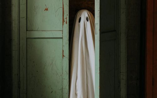 Сразу несколько жителей многоквартирного дома уверяют, что их преследуют призраки
