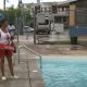 Бабушка устроилась работать в бассейн несмотря на 70-летний возраст