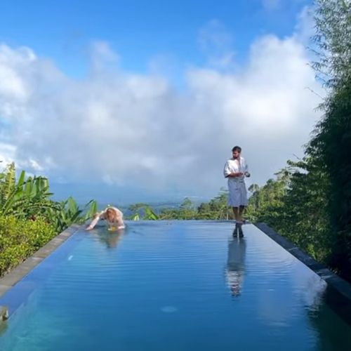Снявшись в красивом видеоролике, туристка в конце свалилась в бассейн