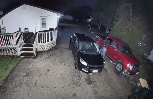 С помощью видеокамеры и сирены автовладелец отпугнул подозрительного незнакомца от своей машины
