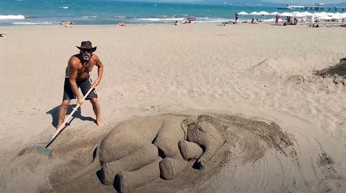 С помощью песка и 20 вёдер морской воды скульптор создал реалистичного слонёнка